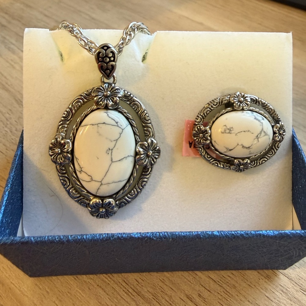 Vintage-Inspired Silver and Cream‎ Necklace Set